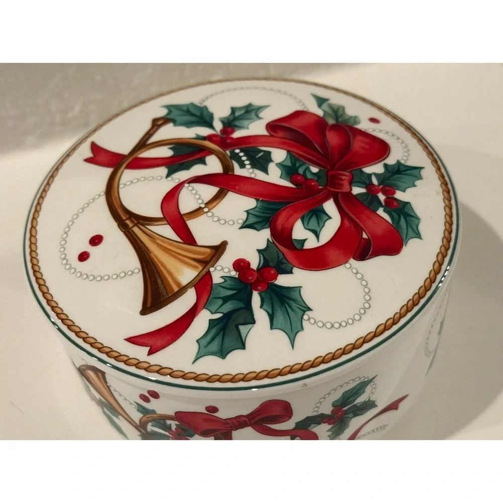 Mikasa Christmas Trinket Box Round Holiday Holly‎ Berry Gold Horn Red Bow Lid